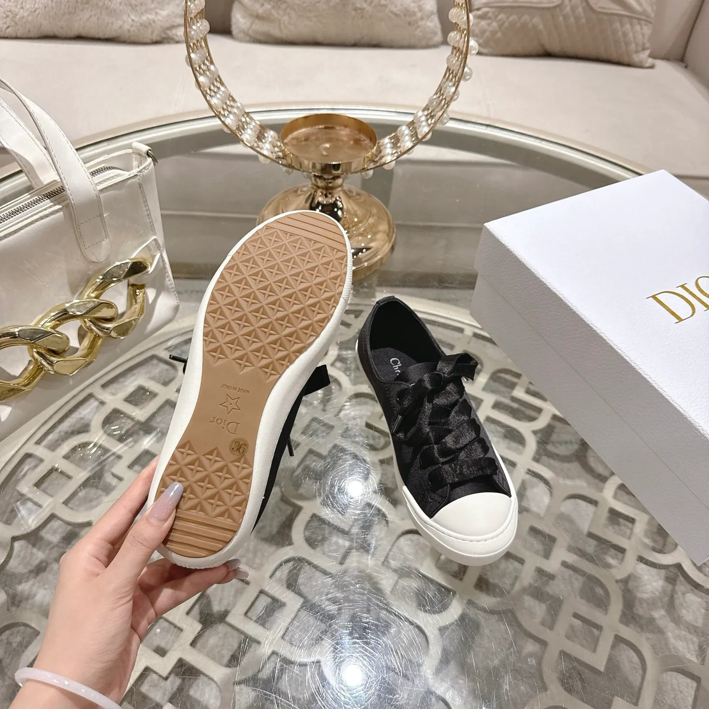 👟👟Ex-factory price 520👟👟 DIOR Dior's 2025 latest lucky satin casual shoes thin-soled shoes. Many celebrity Internet celebrities planted Chanristian Dior logo buckles. The designer really understands the needs of girls in summer. This new product Lucky thin-soled shoes are as cute as her name. The thin sole + shallow mouth design makes the whole pair of shoes very light and easy to wear. Fabric: Satin with wide satin laces of the same color. They are so beautiful that they are speechless in the sun. The soft shoe body looks like stepping on clouds with socks and culottes. It is windy and lazy when walking. It gives you the "effortless" elegance when you take a shot. Outsole: Original molded TPU outsole Size: 35-41 (41 is custom-made and cannot be returned or exchanged)